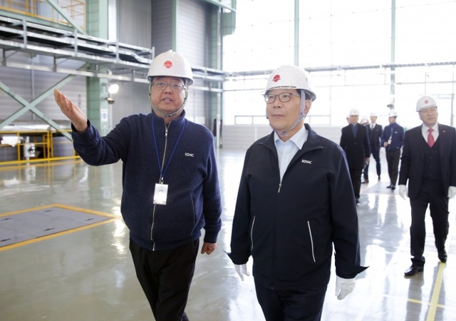 ▲ 사진 3. 앞쪽 오른쪽 한국지역난방공사 김경원 사장