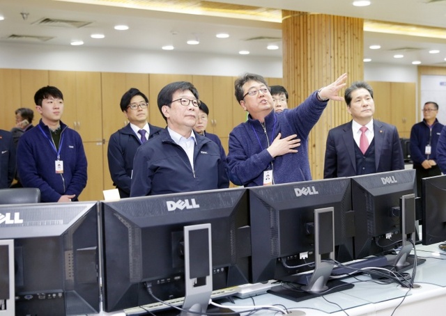 ▲ 사진2. 앞쪽 왼쪽 한국지역난방공사 김경원 사장
