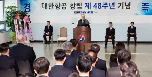 ▲ 대한항공은 3월 2일 대한항공 본사에서 조양호 한진그룹 회장을 비롯한 임직원들이 참석한 가운데 창립 48주년 기념 행사를 열고, 지속 가능한 성장동력을 찾아 미래를 대비하자고 다짐했다. 사진은 조양호 한진그룹 회장이 창립 48주년 기념사를 하고 있는 모습. 대한항공 제공2