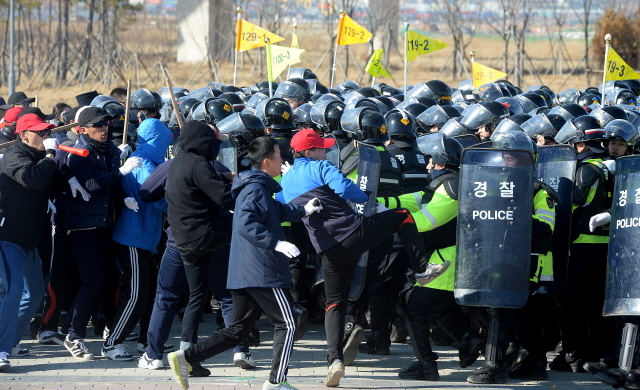 ▲ 2일 오후 인천시 연수구 송도국제도시내 달빛축제공원에서 열린 2017년 인천지방경찰청 상반기 기동부대 지휘검열에서 불법시위에 대한 검거훈련이 실시되고 있다.장용준기자