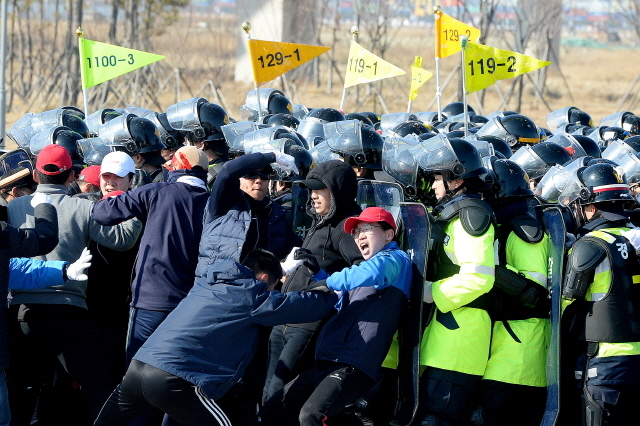 ▲ 2일 오후 인천시 연수구 송도국제도시내 달빛축제공원에서 열린 2017년 인천지방경찰청 상반기 기동부대 지휘검열에서 불법시위에 대한 검거훈련이 실시되고 있다.장용준기자