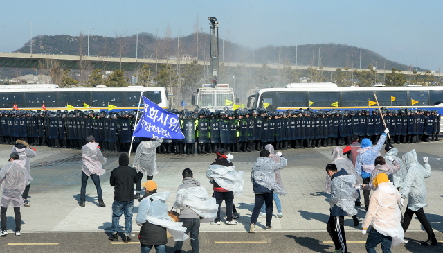 ▲ 2일 오후 인천시 연수구 송도국제도시내 달빛축제공원에서 열린 2017년 인천지방경찰청 상반기 기동부대 지휘검열에서 불법시위에 대한 검거훈련이 실시되고 있다.장용준기자