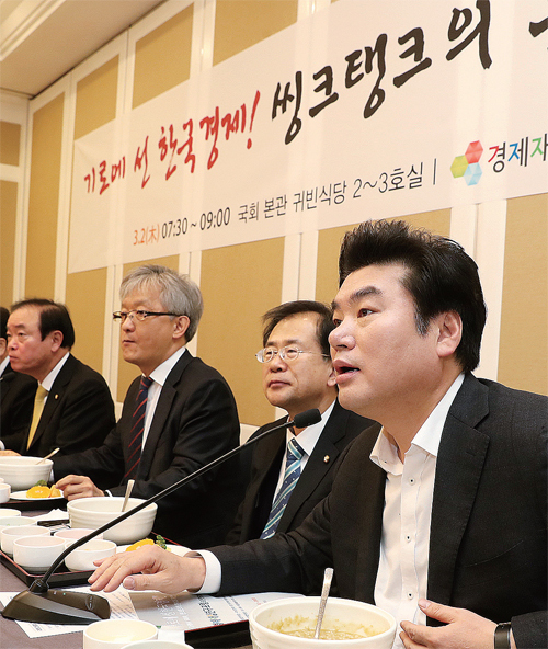 ▲ 자유한국당 대선주자인 원유철 의원이 2일 오전 국회 귀빈식당에서 열린 경제재정연구포럼에서 인사말을 하고 있다. 연합뉴스