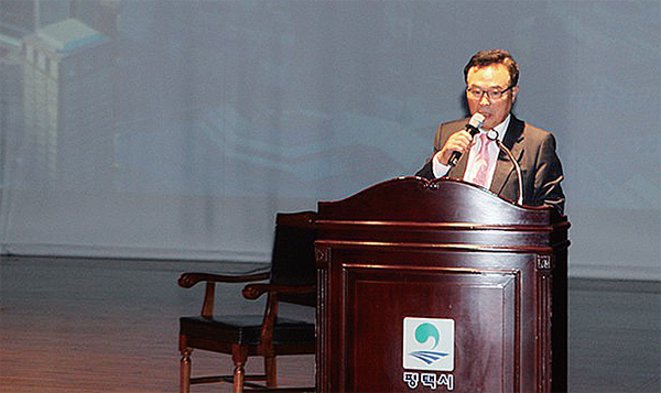▲ 잉창렬 전 도시사의 평택시 공무원 대상 특강