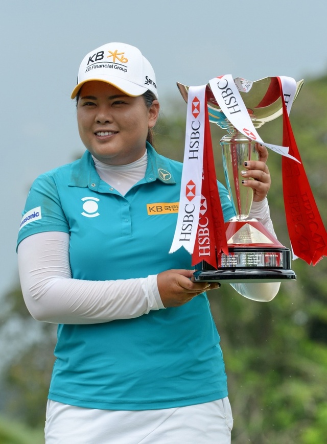 ▲ 5일 싱가포르 센토사 골프장 탄종 코스(파72)에서 열린 LPGA투어 HSBC 위민스 챔피언스에서 우승한 박인비가 우승트로피를 들고 환하게 웃고있다.연합뉴스