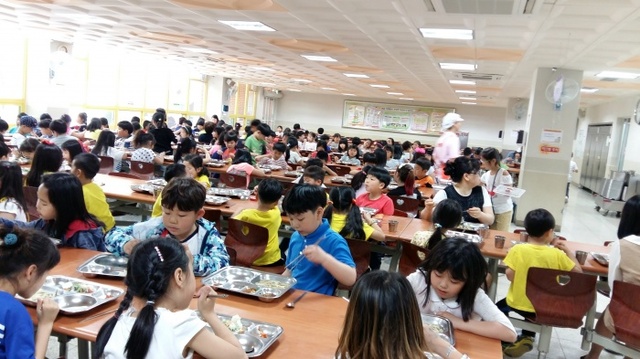 ▲ 2. 향남읍 도이초등학교 급식사진