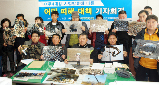 ▲ 지난달 24일 이포보 상류 5km 지점에서 중장비를 동원해 2m 길이의 H자형 쇠파이프 등 철제 구조물 20여개 등을 수거했다. 여주환경운동연합 제공