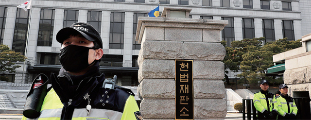 ▲ 5일 오후 서울 종로구 헌법재판소 앞을 경찰들이 지키고 있다. 박근혜 대통령의 탄핵 심판기일이 코앞에 다가오면서 휴일에도 불구하고 대부분의 헌법재판관들이 출근하는 등 헌재에 긴장감이 감돌고 있다. 연합뉴스