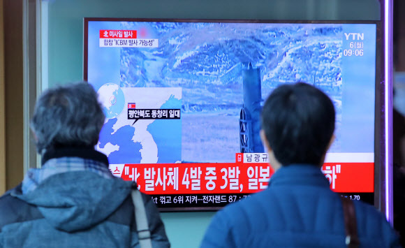 ▲ 사진=연합뉴스, 북한, 탄도미사일 4발 발사…1천㎞ 이상 비행해 일본 배타적경제수역(EEZ)에 떨어져