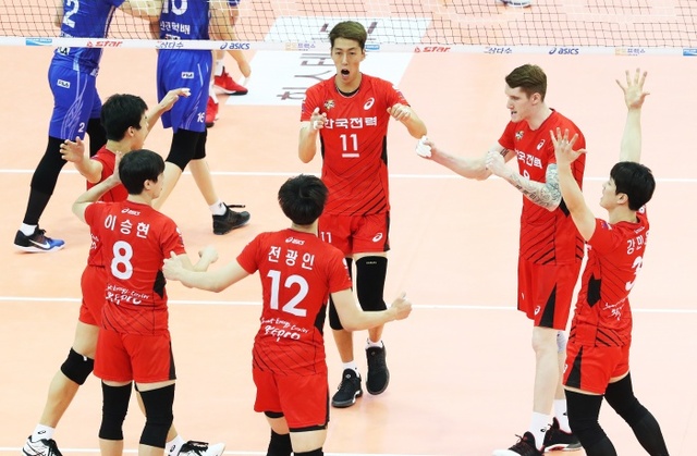 ▲ 3일 수원실내체육관에서 열린 NH농협 2016-2017 프로배구 V리그 남자부 한국전력과 대한항공의 경기. 득점에 성공한 한국전력 선수들이 기뻐하고 있다. 연합뉴스