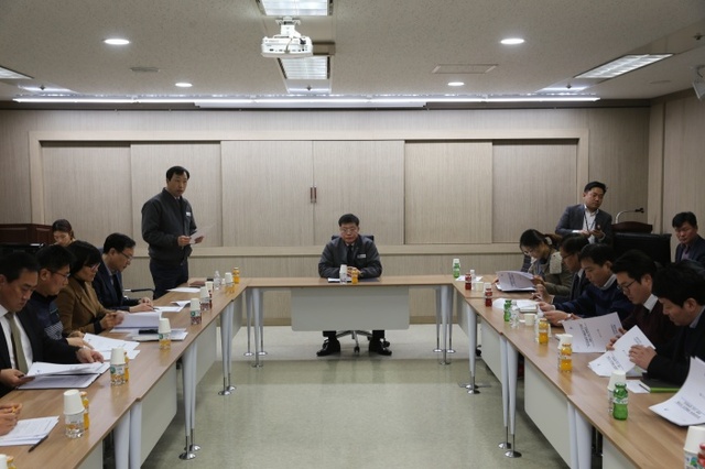 ▲ 사진설명 = 6일 오후 4시 인천항 제1국제여객터미널 4층 회의실에서 IPA 홍경원 운영본부장이 ‘중국 금한령 관련 긴급 대책회의’를 주재하고 있다/사진제공=인천항만공사