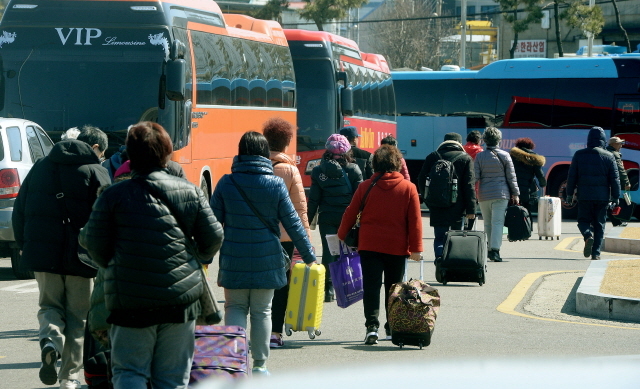 ▲ 중국이 한국의 사드배치 추진에 따른 금한령이후 첫주를 맞은 6일 오전 중국 석도에서 출발해 인천시 중구 인천항 제1국제여객터미널에서 도착한 단체 관광객들이 대기중인 버스들로 향하고 있다. 한편, 중국은 이달 15일 이후 한국관광 상품을 더는 팔지 말라고 중국 현지 여행사에 지침을 내린 것으로 알려졌다.장용준기자