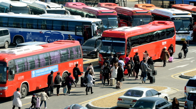 ▲ 중국이 한국의 사드배치 추진에 따른 금한령이후 첫주를 맞은 6일 오전 중국 석도에서 출발해 인천시 중구 인천항 제1국제여객터미널에서 도착한 단체 관광객들이 대기중인 버스들로 향하고 있다. 한편, 중국은 이달 15일 이후 한국관광 상품을 더는 팔지 말라고 중국 현지 여행사에 지침을 내린 것으로 알려졌다.장용준기자