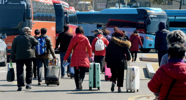 ▲ 중국이 한국의 사드배치 추진에 따른 금한령이후 첫주를 맞은 6일 오전 중국 석도에서 출발해 인천시 중구 인천항 제1국제여객터미널에서 도착한 단체 관광객들이 대기중인 버스들로 향하고 있다. 한편, 중국은 이달 15일 이후 한국관광 상품을 더는 팔지 말라고 중국 현지 여행사에 지침을 내린 것으로 알려졌다.장용준기자