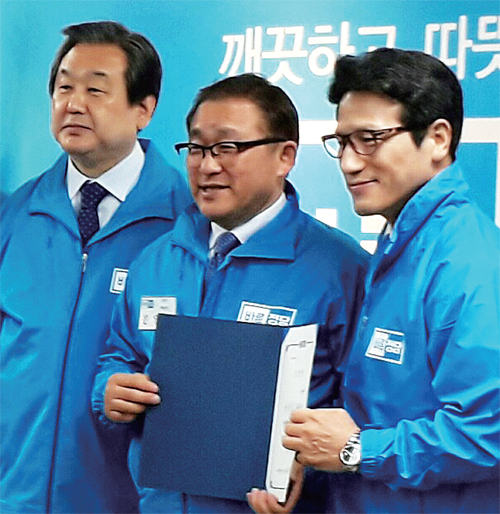▲ 화기애애 6일 윤완채 바른정당 하남시 당원협의회 위원장이 정병국 대표(오른쪽), 김무성 의원(왼쪽)과 임명장을 들고 기념촬영을 하고 있다.