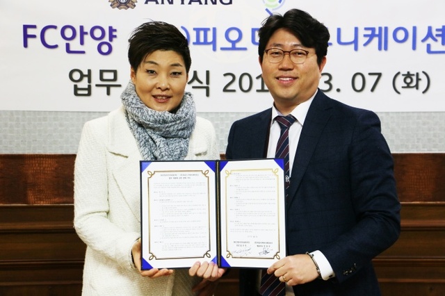 ▲ 임은주(왼쪽) FC안양 단장과 이정우 ㈜피오디커뮤니케이션즈 대표이사가 업무협약을 체결한 뒤 기념촬영을 하고 있다.FC안양 제공