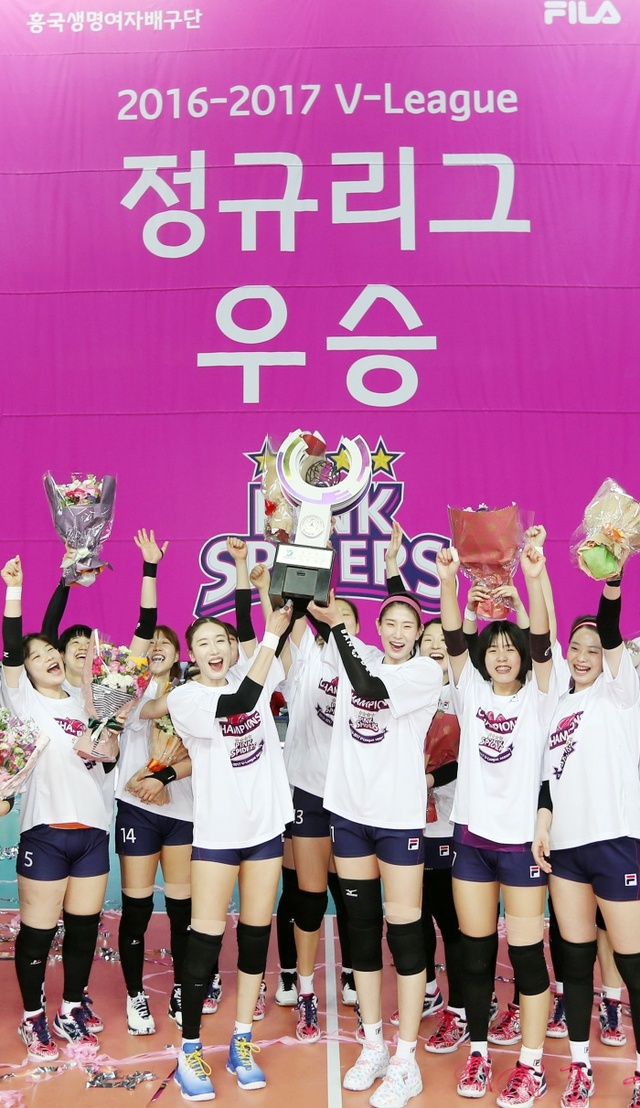 ▲ 7일 인천 계양체육관에서 열린 여자프로배구 인천 흥국생명과 대전 KGC인삼공사의 경기에서 3대0으로 승리하며 정규리그 우승을 확정 지은 흥국생명 선수들이 기념촬영을 하고 있다. 연합뉴스 제공