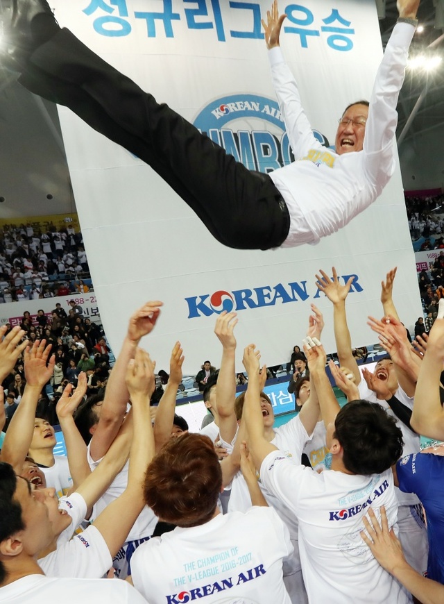 ▲ 7일 인천 계양체육관에서 열린 남자프로배구 인천 대한항공과 대전 삼성화재의 경기에서 3대2로 승리하며 정규 리그 우승을 확정지은 대한항공 선수들이 박기원 감독을 번쩍 들어올리며 기뻐하고 있다. 연합뉴스 제공