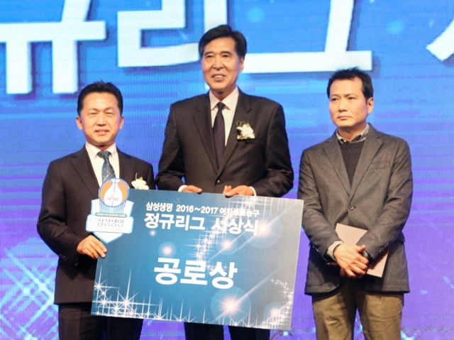 ▲ 동아오츠카, WKBL 공로상 수상. (왼쪽부터)양동영 대표이사 사장, 신선우 WKBL 총재
