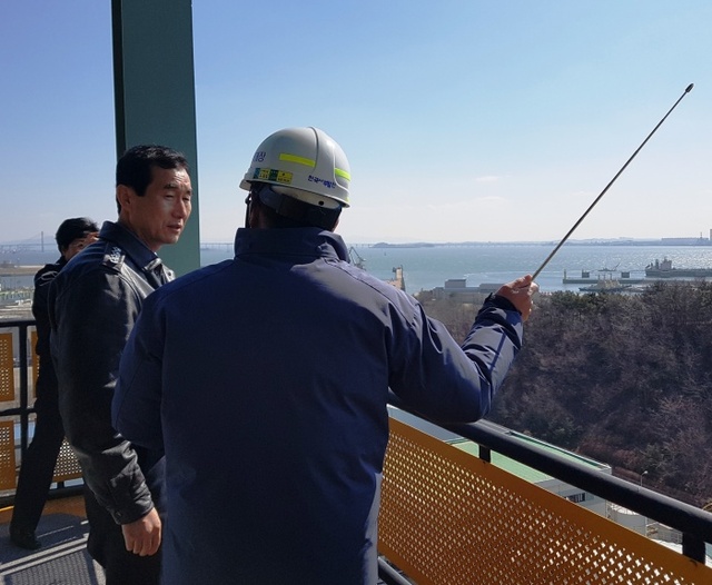 ▲ [평택해경]김두형_평택해경서장(왼쪽_두번째)가_한국서부발전을_방문하여_관계자와_해양_대테러_대비_태세를_논의하고_있다