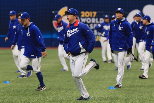 ▲ 8일 오후 서울 구로구 고척 스카이돔에서 열린 2017 월드베이스볼클래식(WBC) 한국대표팀 훈련에서 대만전 선발투수로 예정된 양현종(왼쪽 두번째) 등이 몸을 풀고 있다. 연합뉴스