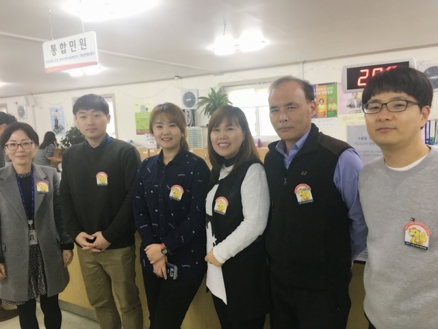 ▲ 소통화합배지를 착용한 직원들