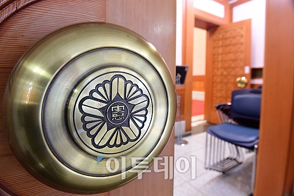 ▲ 박근혜 대통령의 탄핵심판 선고기일을 하루 앞둔 9일 서울 종로구 헌법재판소 대심판정 문이 선고 준비를 위해 열려있다.