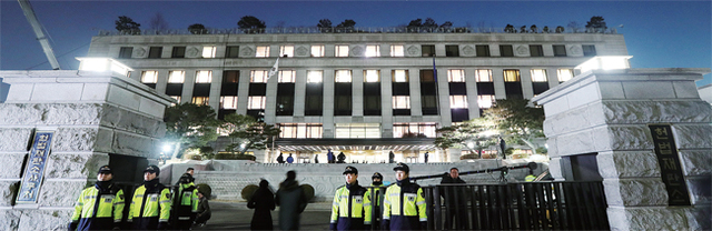 ▲ 폭풍전야 박근혜 대통령 탄핵심판 선고를 하루 앞둔 9일 저녁 서울 종로구 재동 헌법재판소의 각 사무실 불이 환하게 켜져 있다.  연합뉴스