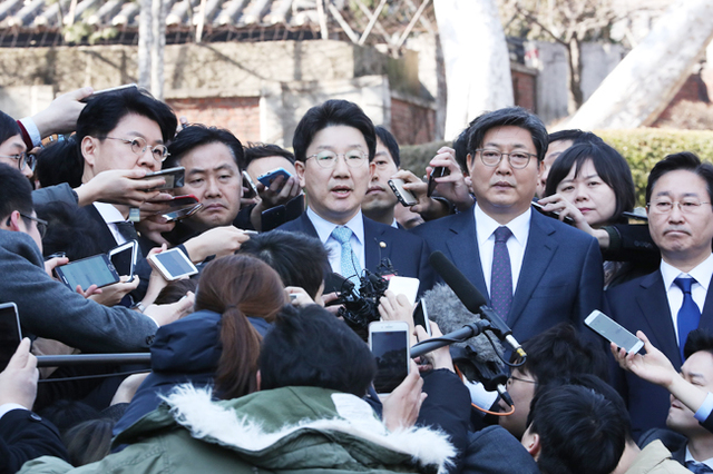 ▲ 10일 오전 열린 박근혜 대통령 탄핵심판 선고가 끝난 뒤 권성동 국회 탄핵소추위원장과 위원들이 서울 종로구 재동 헌법재판소에서 소감을 말하고 있다.  연합뉴스