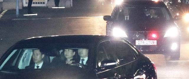 ▲ 박근혜 전 대통령이 헌법재판소의 파면 선고가 내려진 뒤 이틀이 지난 12일 청와대를 떠나고 있다.  /연합