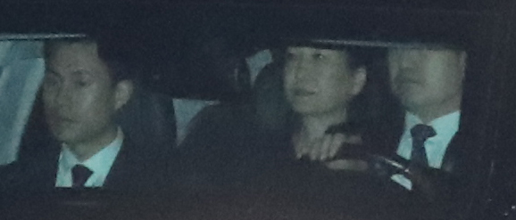 ▲ 박근혜 전 대통령이 헌법재판소의 파면 선고가 내려진 뒤 이틀이 지난 12일 청와대를 떠나고 있다.  /연합