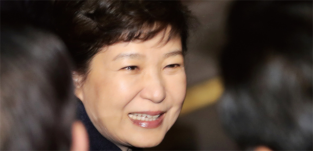 미소 속에 비친 눈물 헌재의 탄핵 심판 선고에서 파면당한 박근혜 전 대통령이 12일 오후 청와대를 떠나 서울 강남구 삼성동 사저에 도착하고 있다. 연합뉴스