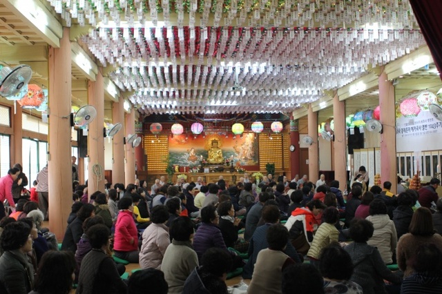 ▲ 지난 12일 용주사 관음전에서 열린 ‘先 고려국 홍제존자 혜거국사 열반 1043주기 다례제’에 참석한 불교신자 및 일반인 등이 합장 기도를 하며 혜거국사의 뜻을 기리고 있다. 용주사 제공