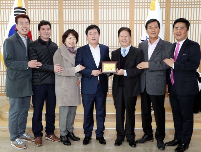 ▲ 4-1 13일 신갈외식타운 관계자 감사패 전달식
