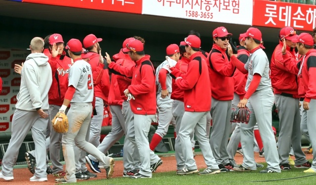 ▲ 14일 부산 사직구장에서 열린 2017 프로야구 시범경기에서 SK 와이번스 선수들이 롯데 자이언츠에게 이긴뒤 승리의 하이파이브를 하고 있다. 연합뉴스