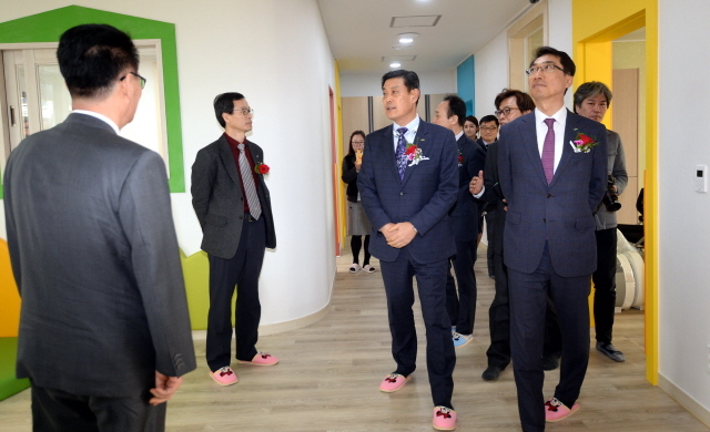 14일 화성시 오산동 화성동탄2지구 내 C26블록 단지내 광장에서 열린 ‘행복주택 입주식’에서 김경기 LH(한국토지주택공사) 경기지역본부장 등 참석자들이 어린이집 등 주민편의시설을 살펴보고 있다. 전형민기자