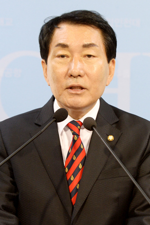 ▲ 자유한국당 대선주자인 안상수 의원이 14일 인천시청 브리핑실에서 기자회견을 갖고 주요 공약을 설명하고 있다.장용준기자