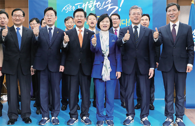 ▲ 똑같은 운동화 신고 “공명경선 실천” 14일 오전 서울 여의도 더불어민주당 당사에서 열린 더불어민주당 제19대 대통령선거후보자 공명경선 선언식에서 참석자들이 공명선거실천서약서를 들고 있다. 왼쪽부터 홍제형 선관위원장, 이재명 성남시장, 최성 고양시장, 추미애 대표, 문재인 전 대표, 안희정 충남지사. 연합뉴스