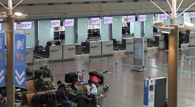 중국인들의 한국 단체관광이 전면 금지된 15일 오전 인천공항 출국장의 중국 항공사 탑승 수속 카운터가 한산한 모습을 보이고 있다. /연합뉴스