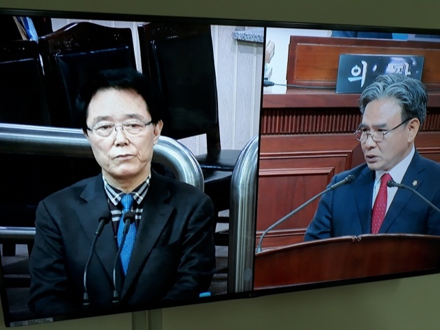 ▲ 15일 군포시의회에서 김동별 시의원이 김윤주시장에게 K-스포츠클럽 관련 질의를 하고 있다.