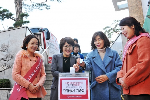 ▲ 하나님의 교회 본당 새예루살렘 판교성전서 15일 열린 헌혈 캠페인에 참석한 교회 성도들이 헌혈증서를 기증하고 있다 하나님의교회 세계복음선교협회 제공