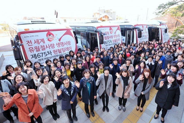 ▲ 하나님의 교회 본당 새예루살렘 판교성전서 15일 열린 헌혈 캠페인에 참석한 교회 성도들이 환한 웃음을 짓고 있다 하나님의교회 세계복음선교협회 제공