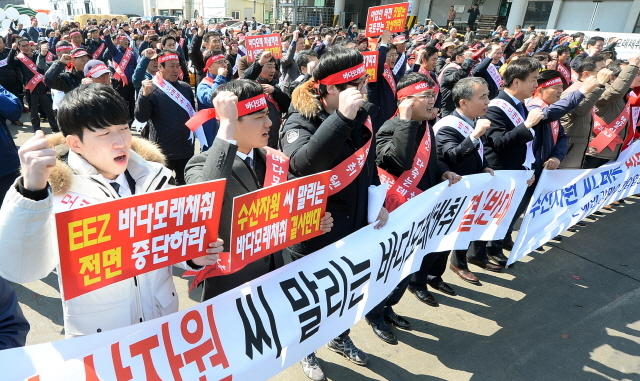 ▲ 15일 오후 인천시 중구 인천수협 연안 공판장 앞에서 인천지역 어촌계와 인천수협 회원 100여명이 국토교통부의 남해 배타적 경제수역(EEZ)의 바닷모래 채취 기간 연장을 규탄하는 집회를 갖고 있다.장용준기자