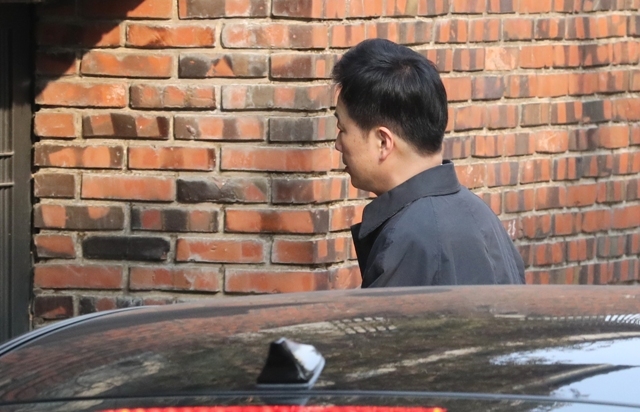 ▲ 박근혜 전 대통령의 검찰수사 변호를 맡아온 유영하 변호사가 18일 오전 서울 강남구 삼성동 박 전 대통령 자택으로 들어서고 있다. /연합뉴스