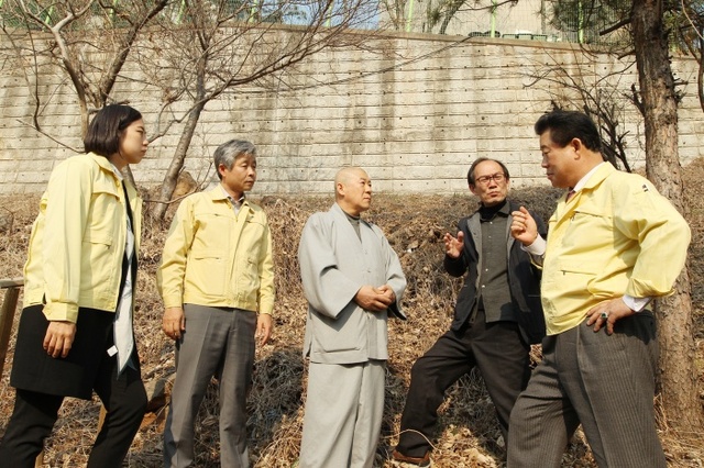 ▲ 광명시의회 복지위원회 김기춘 위원장과 나상성, 이윤정 의원이 영풍타운 절개지를 방문, 관계자로부터 설명을 듣고 있다. 광명시의회 제공