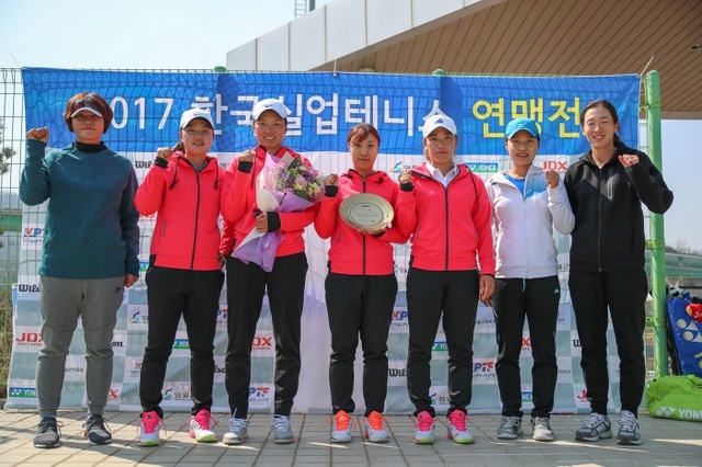 ▲ 19일 강원도 영월 스포츠파크 테니스코트에서 열린  2017 제1차 한국실업테니스연맹전 여자 단체전에서 우승한 수원시청 선수단이 시상식 후 기념촬영을 하고 있다.한국실업테니스연맹 제공