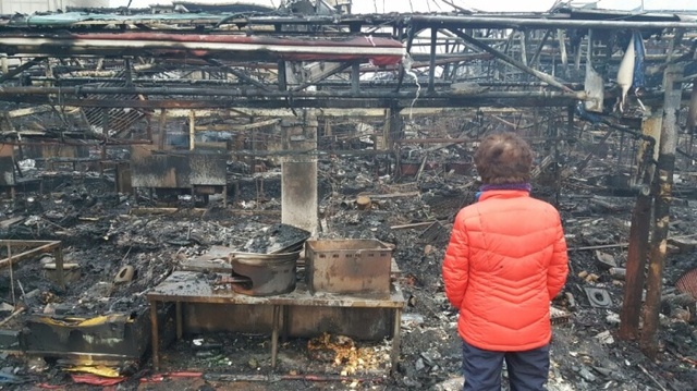 ▲ 18일 새벽 화재가 발생해 220개 점포가 전소된 인천시 남동구 소래포구 어시장이 앙상한 뼈대만을 드러내고 있다.장용준기자.
