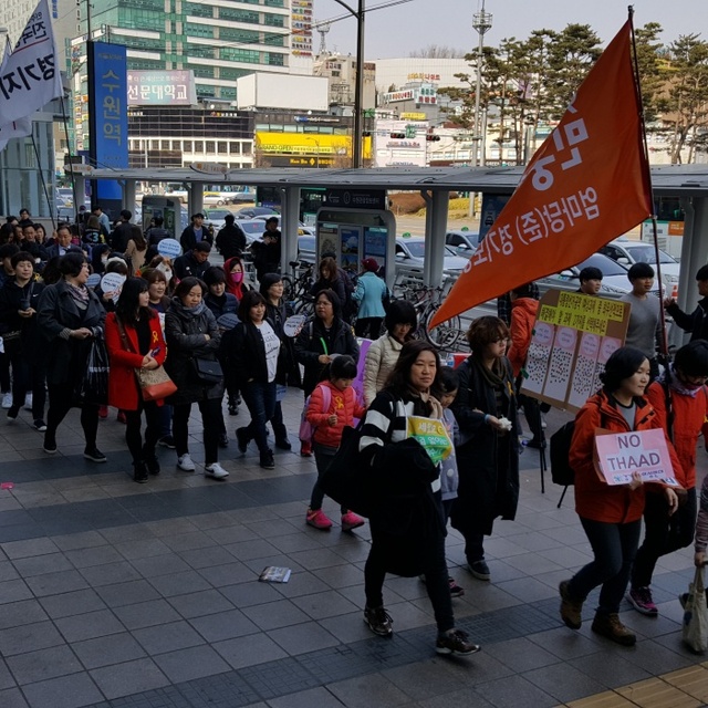 ▲ 지난 18일 수원역 광장에서 열린 ‘제13회 경기여성대회’에 참석한 경기여성연대 등 6개 단체 소속 회원 여성들이 자녀들의 손을 잡고 경기도청으로 가두행진을 하고 있다. 권소영기자