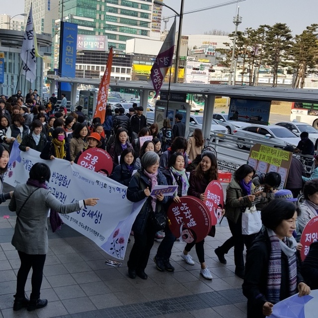 ▲ 지난 18일 수원역 광장에서 열린 ‘제13회 경기여성대회’에 참석한 경기여성연대 등 6개 단체 소속 회원 여성들이 자녀들의 손을 잡고 경기도청으로 가두행진을 하고 있다. 권소영기자