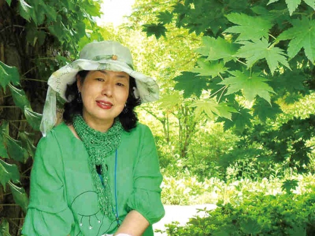 ▲ 충남 신도안 출생. 으로 등단. 시집  . 수필집   등 다수. 소설집 . 한국수필문학상, 대표에세이문학상, 대한문학상, 성호문학상 수상. 한국문인협회, 국제PEN한국본부, 수필문우회 회원.